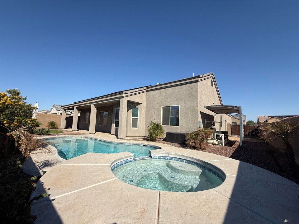 8473 E 37th St in Yuma, AZ - Building Photo