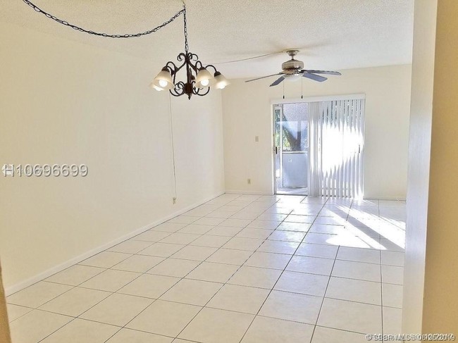 8524 Old Country Manor-Unit -105 in Davie, FL - Building Photo - Building Photo