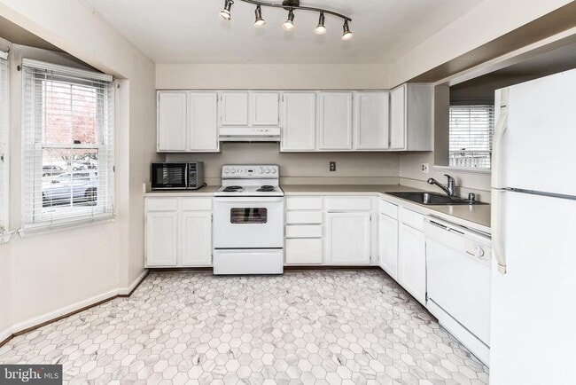 14639 Stone Range Dr in Centreville, VA - Foto de edificio - Building Photo