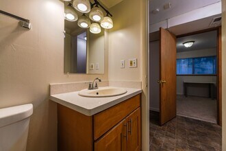 6535 35th Ave NE in Seattle, WA - Building Photo - Building Photo