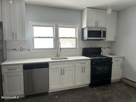 104 Church St, Unit 104 in Cheshire, MA - Building Photo