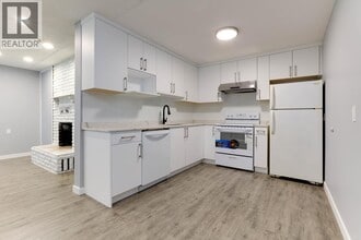 809 Duthie Ave in Burnaby, BC - Building Photo - Building Photo