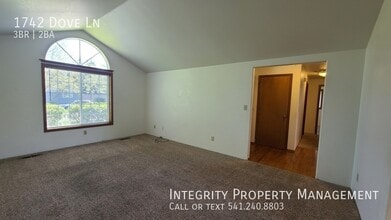 1742 Dove Ln in Medford, OR - Building Photo - Building Photo