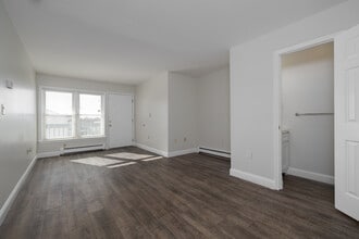 Oak Knoll in Norwalk, CT - Building Photo - Interior Photo