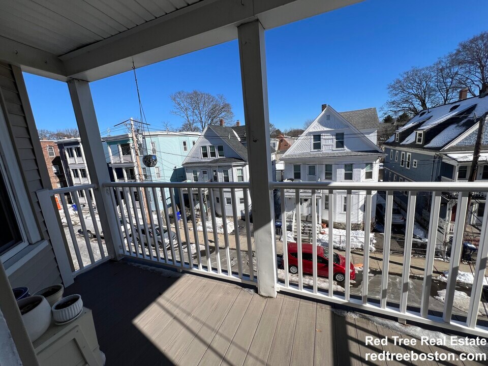 36 Brackett St, Unit 3 in Boston, MA - Building Photo