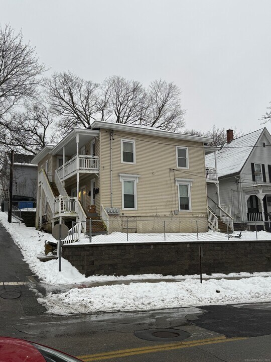 49 Boswell Ave in Norwich, CT - Building Photo