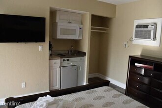2135 NE Dixie Hwy in Jensen Beach, FL - Foto de edificio - Building Photo