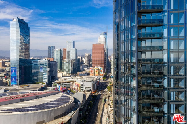 1200 S Figueroa St in Los Angeles, CA - Building Photo - Building Photo