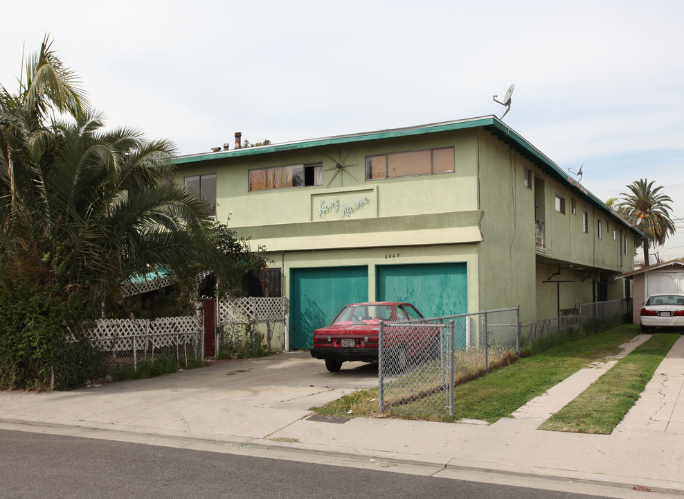 Lang Manor in Maywood, CA - Building Photo