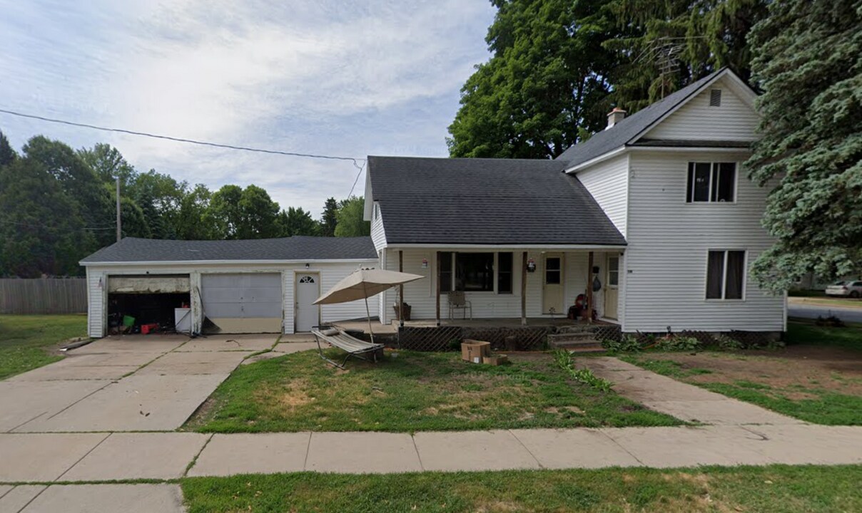 516 W Wescott Ave in Shawano, WI - Building Photo