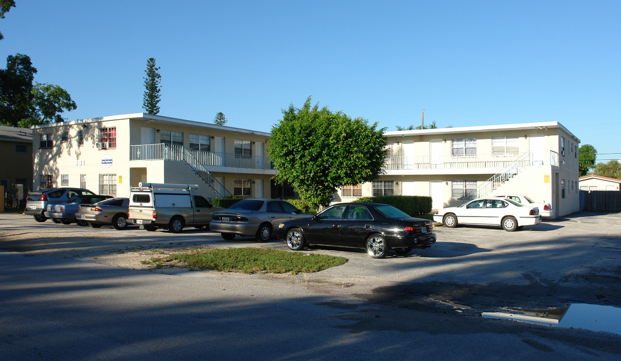 La Joila Apartments in Fort Lauderdale, FL - Building Photo