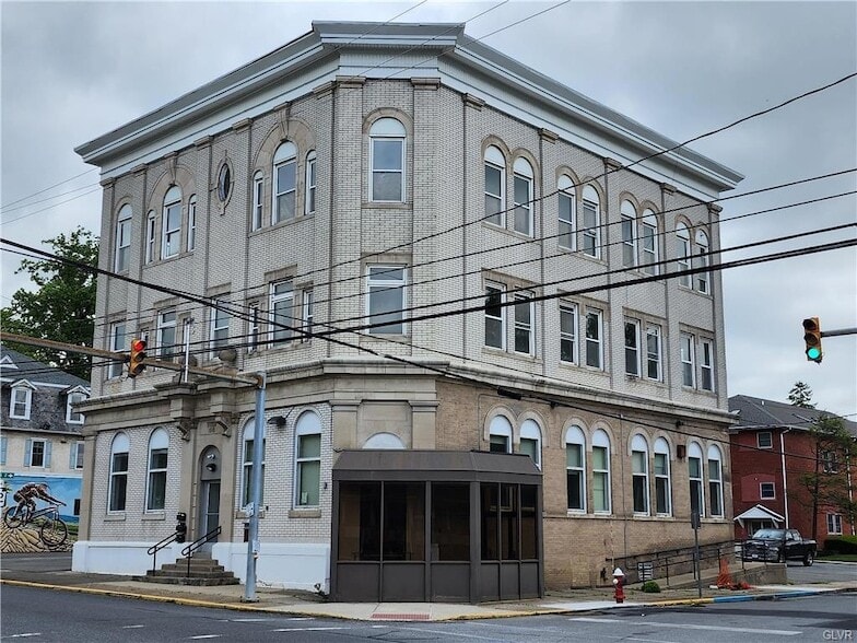 1 N Broadway in Wind Gap, PA - Foto de edificio