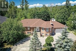 11 Twin Pines Dr in Wasaga Beach, ON - Building Photo