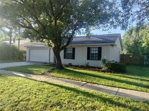 725 Chilt Dr in Brandon, FL - Building Photo - Building Photo