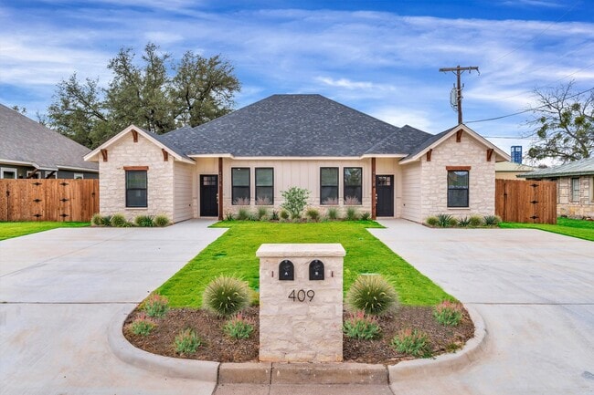 404 Lake View St in Glen Rose, TX - Foto de edificio - Building Photo
