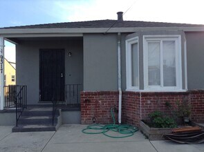 9317 Walnut St in Oakland, CA - Building Photo - Building Photo