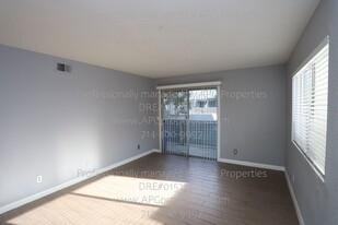 125 W South St in Anaheim, CA - Building Photo - Building Photo