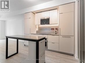 1 Fairview Rd E in Mississauga, ON - Building Photo - Building Photo