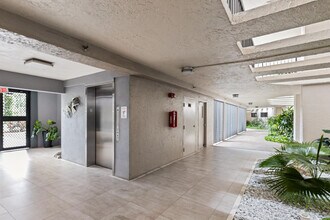 5279 Fountains Dr S in Greenacres, FL - Building Photo - Building Photo