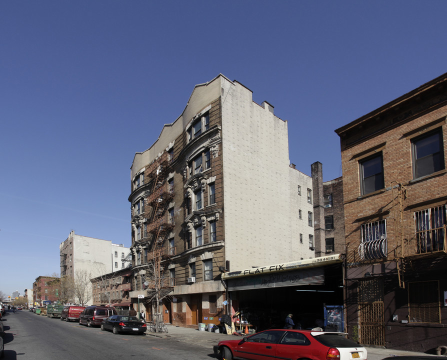 387 S 4th St in Brooklyn, NY - Building Photo