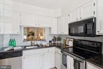 6316 Chimney Wood Ct in Alexandria, VA - Building Photo - Building Photo