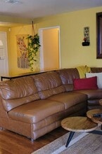23041 Welby Way in West Hills, CA - Foto de edificio - Building Photo