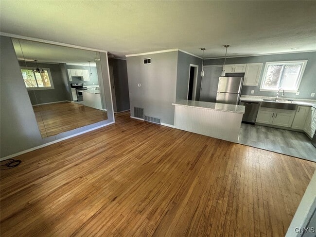 305 Hunt Dr in Fayetteville, NY - Building Photo - Building Photo
