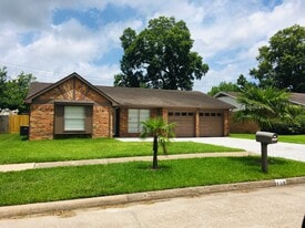 150 WHITE CEDAR ST. in Houston, TX - Building Photo