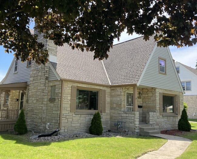 1651 Lathrop Ave, Unit Lower in Racine, WI - Building Photo - Building Photo
