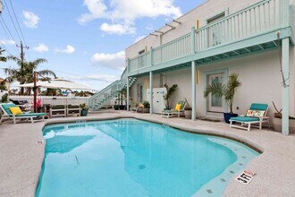 111 E Hibiscus St in South Padre Island, TX - Building Photo - Building Photo