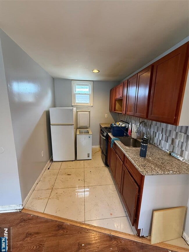 220 S Burnet St in East Orange, NJ - Building Photo - Building Photo