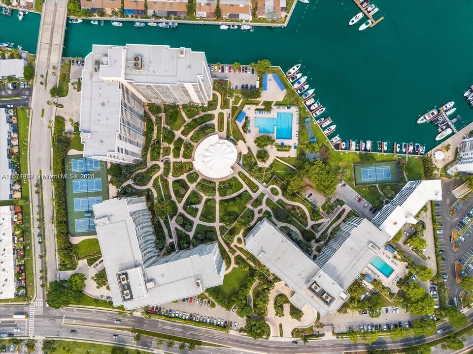 600 Three Islands Blvd, Unit 1708 in Hallandale Beach, FL - Foto de edificio