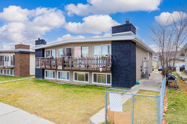 7907B Bowness Rd NW in Calgary, AB - Building Photo - Building Photo
