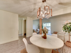 2208 SW Elmwood Dr in Dallas, OR - Building Photo - Interior Photo