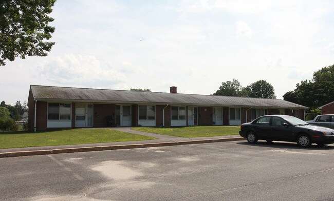 42 Golden Ct in Hadley, MA - Building Photo - Building Photo