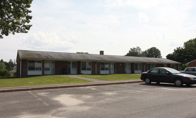 42 Golden Ct in Hadley, MA - Foto de edificio - Building Photo