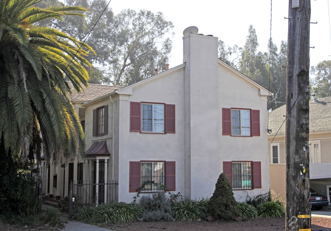 Colonial in Oakland, CA - Building Photo - Building Photo