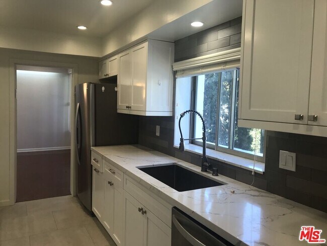 344 N Palm Dr-Unit -201 in Beverly Hills, CA - Building Photo - Building Photo