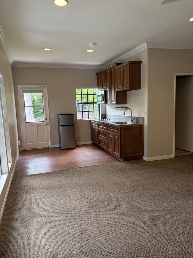 665 Rim Rd, Unit Pasadena Studio Bungalow in Pasadena, CA - Building Photo - Building Photo