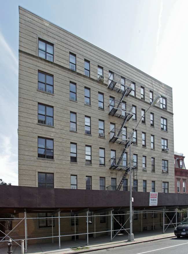 736 Willoughby Ave in Brooklyn, NY - Foto de edificio - Building Photo