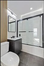 165 First Avenue, Unit 7 in New York, NY - Foto de edificio - Building Photo