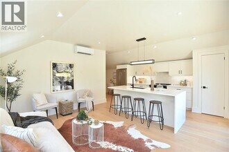 284 Wilson St E in Hamilton, ON - Building Photo - Building Photo