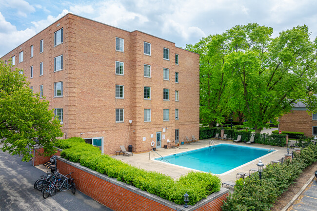 The Citadel Condominium in Northbrook, IL - Building Photo - Building Photo