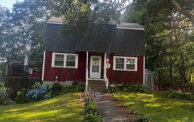 property at 9 Tri-Town Cir