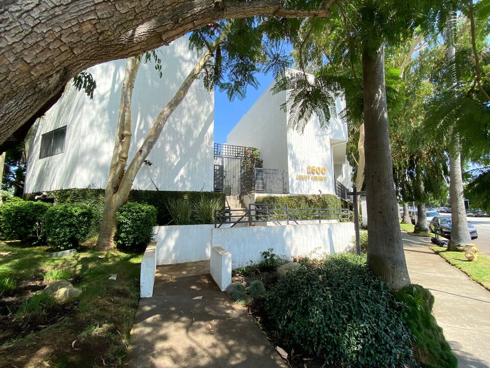2500 Abbot Kinney Blvd in Los Angeles, CA - Foto de edificio