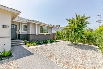 6261 Tampa Ave in Tarzana, CA - Foto de edificio - Building Photo