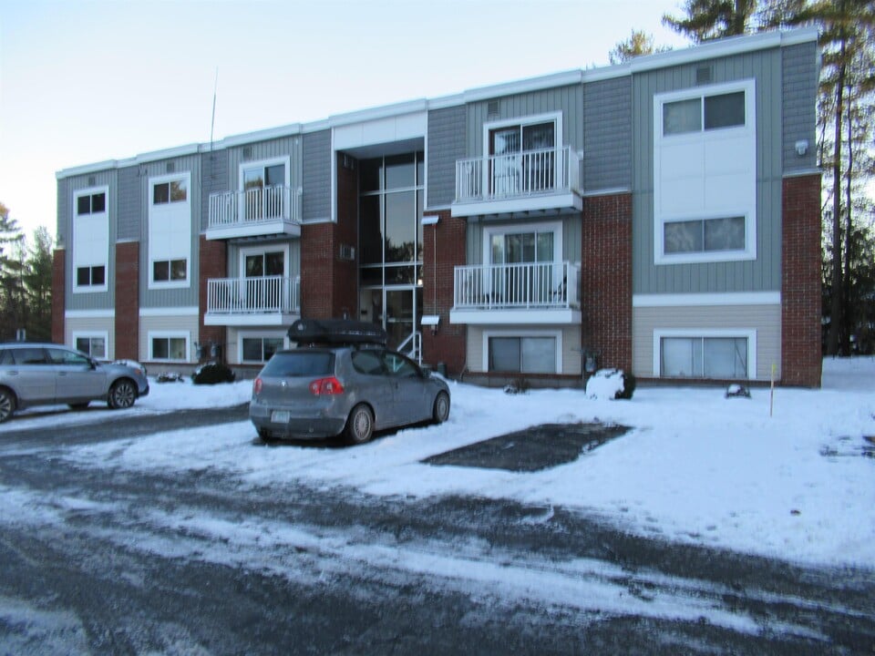 131J Capitol Hill Dr in Londonderry, NH - Building Photo