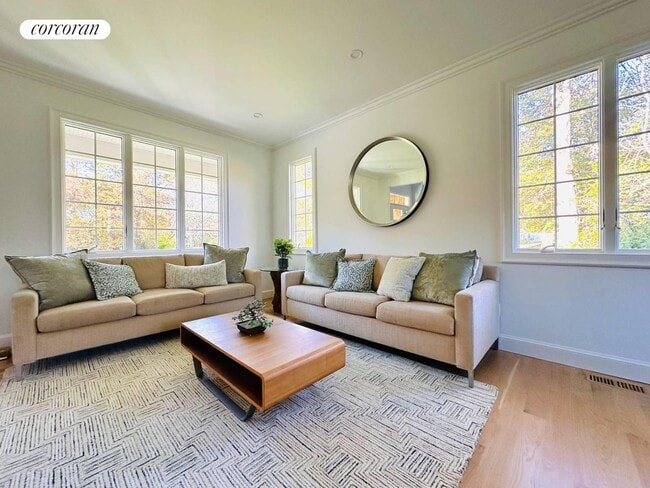 10 Ginny Ln in Hampton Bays, NY - Building Photo - Building Photo