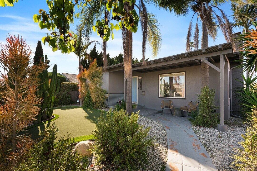 7901 Flight Ave in Los Angeles, CA - Building Photo