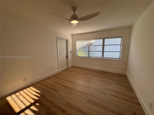 401 SE 10th St in Hallandale Beach, FL - Foto de edificio - Building Photo
